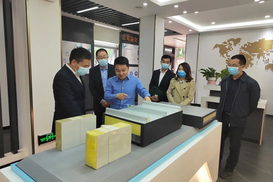 重庆市永川区委常委、副区长宋文到访净化彩钢夹芯板厂家宏鑫源重庆金诺公司调研工作(图5) 重庆市永川区委常委、副区长宋文到访净化彩钢夹芯板厂家宏鑫源重庆金诺公司调研工作(图5)