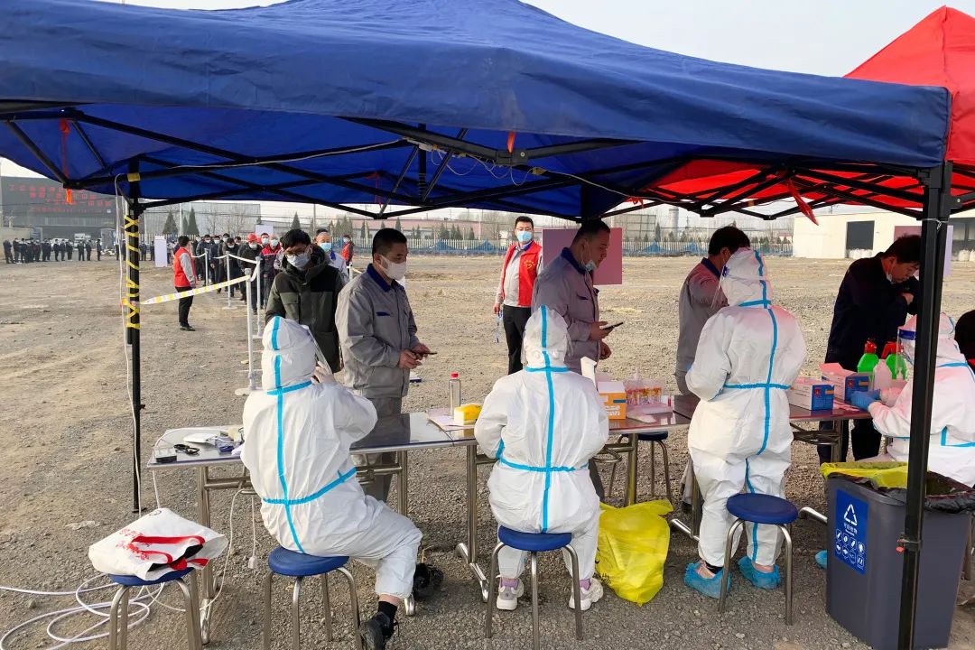 同心同力齐抗疫-聚氨酯彩钢板厂家宏鑫源全员核酸检测有序进行(图3) 同心同力齐抗疫-聚氨酯彩钢板厂家宏鑫源全员核酸检测有序进行(图3)